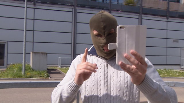 Ein Mann mit Maske (Sturmhaube) Ein Mann mit Maske (Sturmhaube)