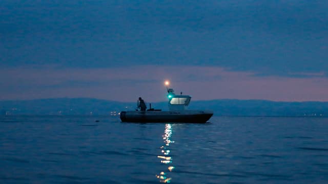 Am frühen Morgen sticht Reto Leuch seit über 20 Jahren in den See, um Fische zu fangen und sie anschliessend zu verkaufen. Am frühen Morgen sticht Reto Leuch seit über 20 Jahren in den See, um Fische zu fangen und sie anschliessend zu verkaufen.