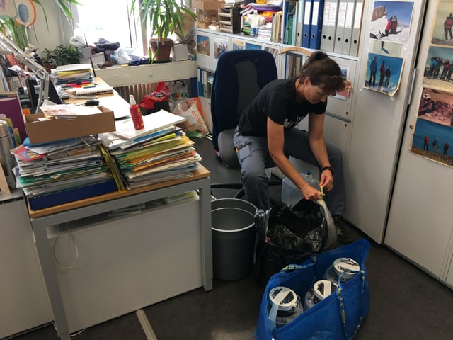 Gabi Müller packt Fallen in Plastiksäcke Gabi Müller packt Fallen in Plastiksäcke