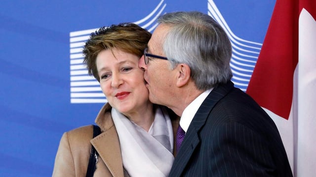 Sommaruga hält Juncker die linke Wange hin, der küsst sie mit halboffenem Mund. Sommaruga hält Juncker die linke Wange hin, der küsst sie mit halboffenem Mund.