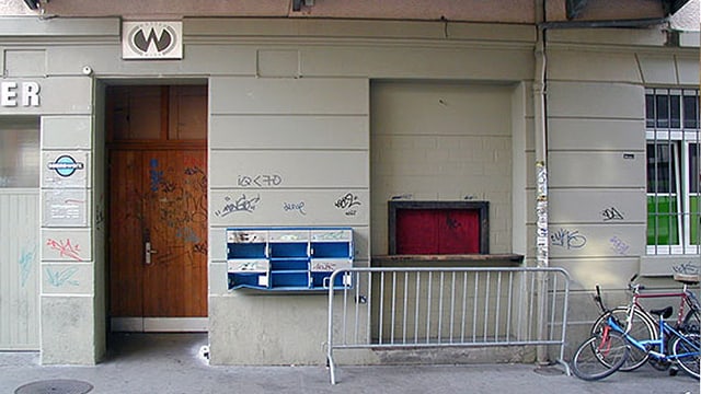 Haueingang, Graffiti an der Haustüre und den Briefkästen. Haueingang, Graffiti an der Haustüre und den Briefkästen.