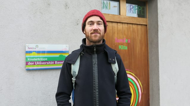 Mann vor Krippeneingang Mann vor Krippeneingang