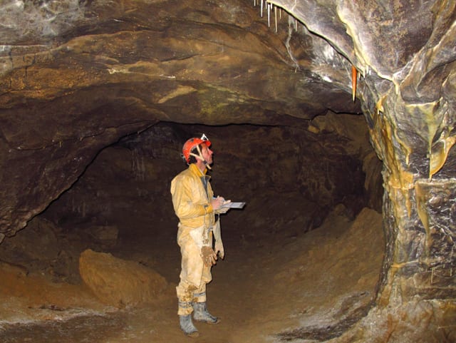Häuselmann beim Vermessen einer Höhle. Häuselmann beim Vermessen einer Höhle.