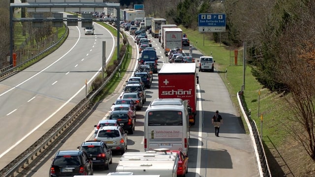 Zu sehen Verkehr auf einer Autobahn. Zu sehen Verkehr auf einer Autobahn.