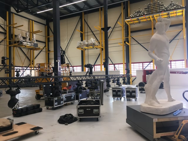 Halle mit Kisten und Statuen drin Halle mit Kisten und Statuen drin