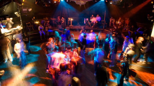 Tanzende Leute in einem Club. Tanzende Leute in einem Club.