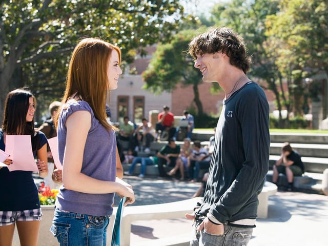 Emma Stone als Natalie flirtet auf dem Uni-Campus mit Tyson Ritter als Colby. Emma Stone als Natalie flirtet auf dem Uni-Campus mit Tyson Ritter als Colby.
