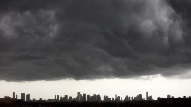 Dunke Wolken über Miami Dunke Wolken über Miami