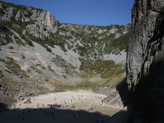 Fussballspiel auf dem Grund des Blue Lake in Kroatien
