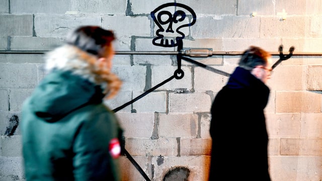Eine Strichfigur an einer Hausfassade. Eine Strichfigur an einer Hausfassade.