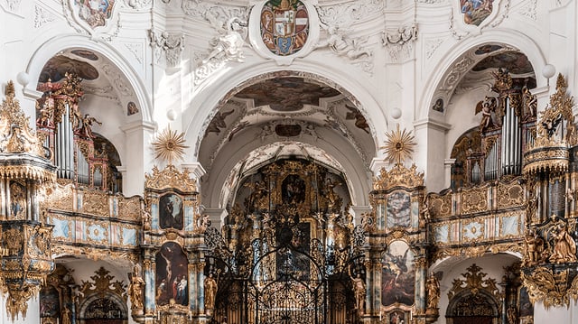 Prunkvoll verzierter Innenraum einer Kirche mit einer Orgel. Prunkvoll verzierter Innenraum einer Kirche mit einer Orgel.