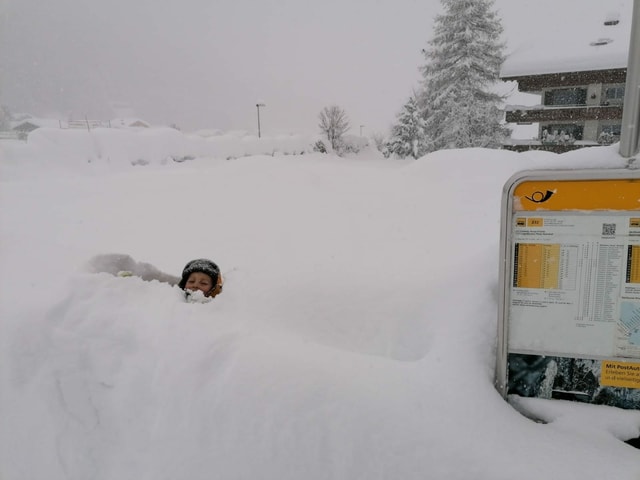 So viel Schnee, dass eine Frau darin versank