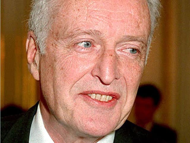 Porträt von Kleiber, mit den Zähnen beisst er auf die Unterlippe, schaut nach links untern. Porträt von Kleiber, mit den Zähnen beisst er auf die Unterlippe, schaut nach links untern.