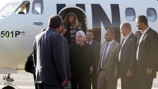 Martin Griffiths, UNO-Sondergesandter für Jemen, vor einem Flugzeug, umringt von Menschen. Martin Griffiths, UNO-Sondergesandter für Jemen, vor einem Flugzeug, umringt von Menschen.
