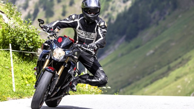 Motorradfahrer auf einer einsamen Gebirgsstrasse im Wallis. Motorradfahrer auf einer einsamen Gebirgsstrasse im Wallis.