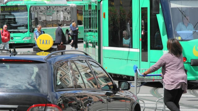 Tram, Fussgänger, Bus, Taxi Tram, Fussgänger, Bus, Taxi