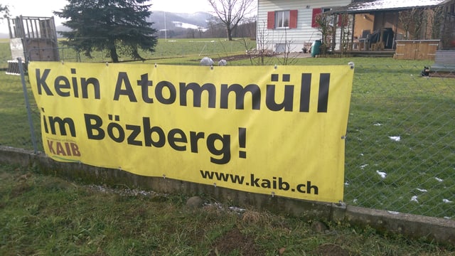 Transparent mit der Aufschrift "Kein Atommüll im Bözberg". Transparent mit der Aufschrift "Kein Atommüll im Bözberg".