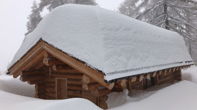 Verschneite Holzhütte auf der Bettmeralp Verschneite Holzhütte auf der Bettmeralp