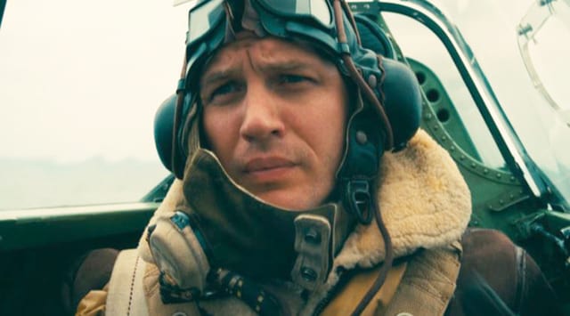 Ein Pilot im engen Cockpit seiner Spitfire. Ein Pilot im engen Cockpit seiner Spitfire.