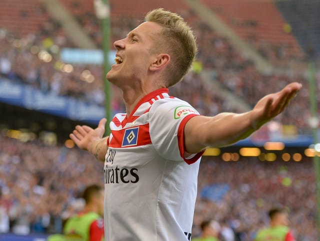 Lewis Holtby lässt sich feiern.