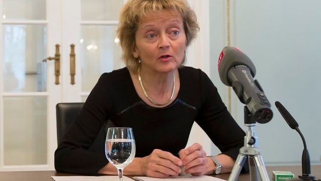 Bundespräsidentin Eveline Widmer-Schlumpf spricht vor den Medien. Bundespräsidentin Eveline Widmer-Schlumpf spricht vor den Medien.