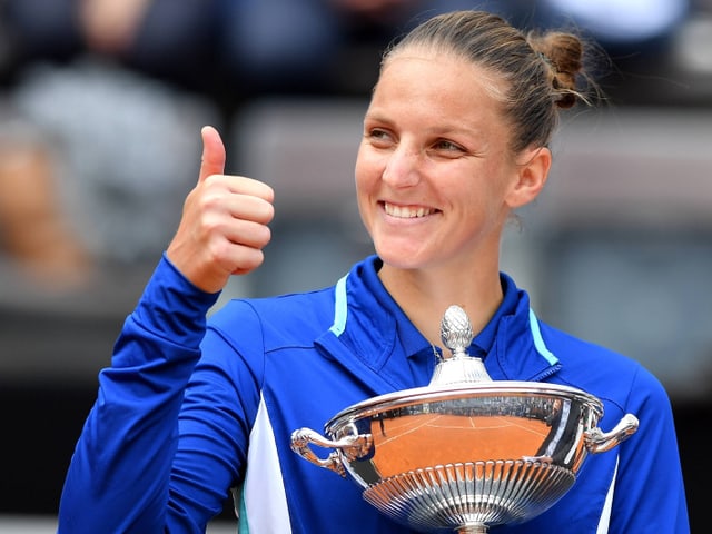 Karolina Pliskova posiert mit der Rom-Trophäe. Karolina Pliskova posiert mit der Rom-Trophäe.