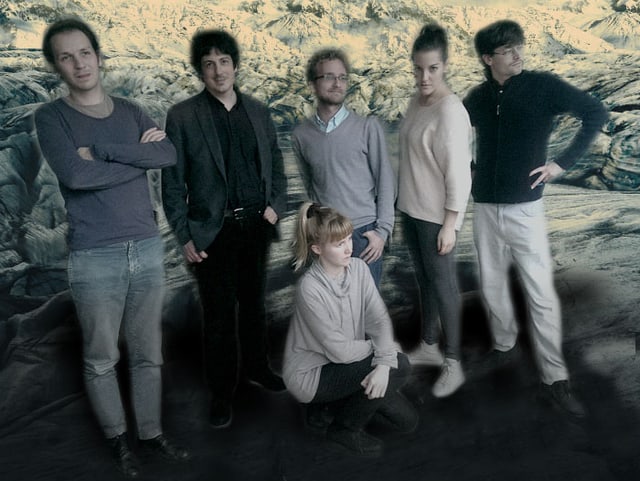 Die Forschergruppe steht vor einer Art Berg-Bild. Die Forschergruppe steht vor einer Art Berg-Bild.