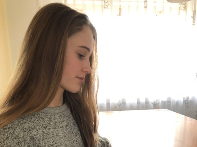 Ein Mädchen schaut nach unten