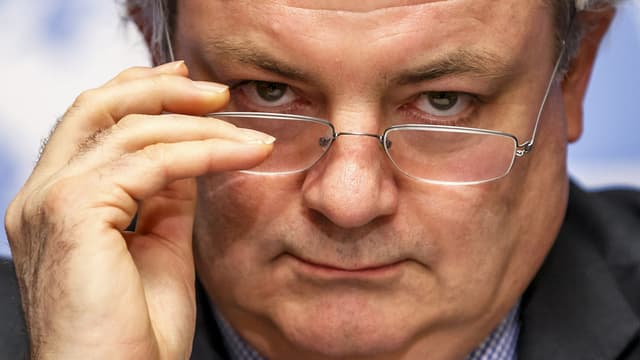 Das Gesicht von Stephen O'Brien in Grossaufnahme. Eine Hand hält er an der Brille. Das Gesicht von Stephen O'Brien in Grossaufnahme. Eine Hand hält er an der Brille.