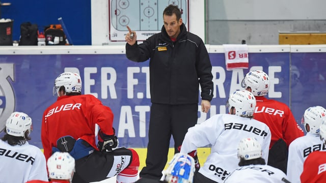 Patrick Fischer probt mit seinem Team den Ernstfall. Patrick Fischer probt mit seinem Team den Ernstfall.