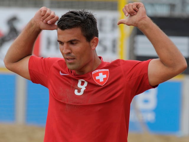 Dejan Stankovic zeigt auf seine Rückennummer. Dejan Stankovic zeigt auf seine Rückennummer.