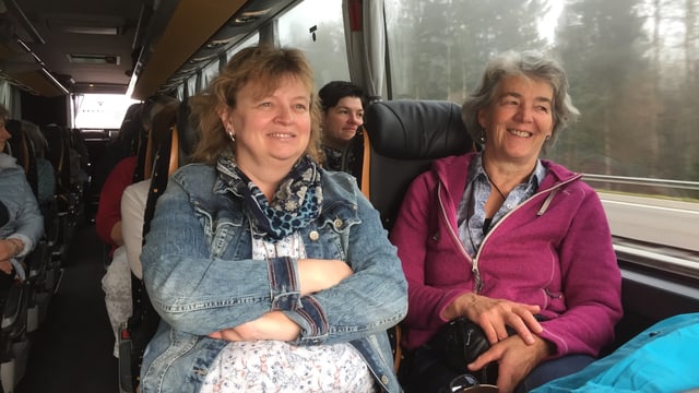 Zwei Passagierinnen im Bus Zwei Passagierinnen im Bus