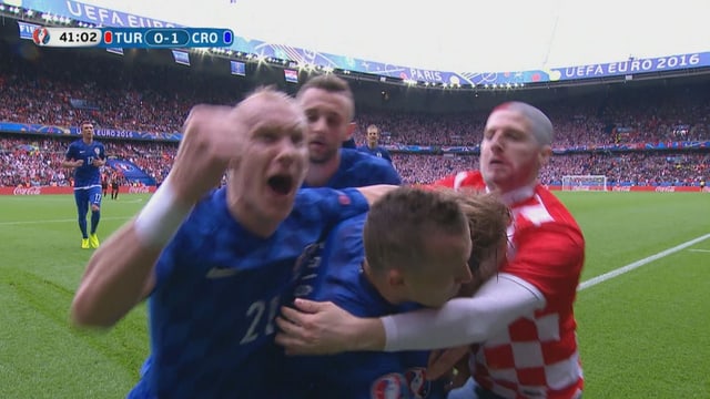 Ein kroatischer Fan jubelt mit. Ein kroatischer Fan jubelt mit.