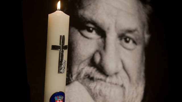 Foto von Praljak und eine brennende Kerze. Foto von Praljak und eine brennende Kerze.