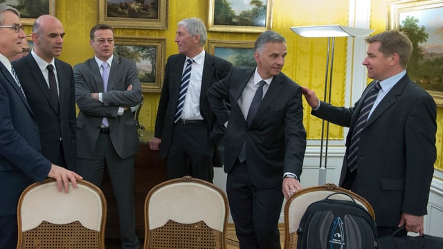 Urs Schwaller (CVP), Alain Berset (SP), Martin Landolt (BDP), Hansjürg Hassler (BDP), Bundespräsident Didier Burkhalter (FDP), Toni Brunner (SVP, vl.l.n.r.) Urs Schwaller (CVP), Alain Berset (SP), Martin Landolt (BDP), Hansjürg Hassler (BDP), Bundespräsident Didier Burkhalter (FDP), Toni Brunner (SVP, vl.l.n.r.)