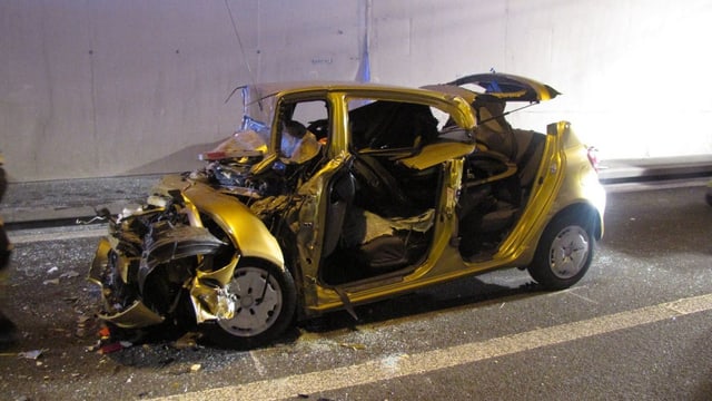 Ein durch ein Unfall zerstörter Kleinwagen. Ein durch ein Unfall zerstörter Kleinwagen.