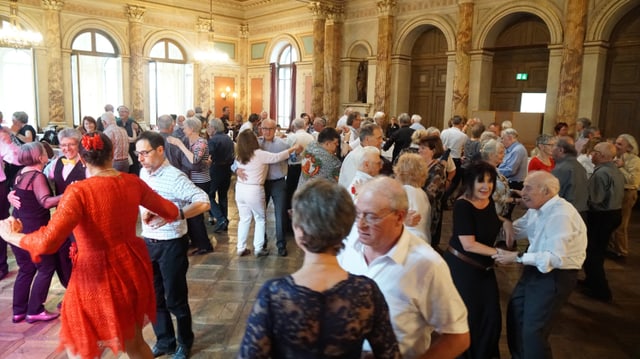 An den Tanznachmittagen im Hotel Schweizerhof in Luzern nehmen jeweils 150 Personen teil. An den Tanznachmittagen im Hotel Schweizerhof in Luzern nehmen jeweils 150 Personen teil.