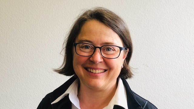 Frau mit kurzen Haaren und Brille Frau mit kurzen Haaren und Brille