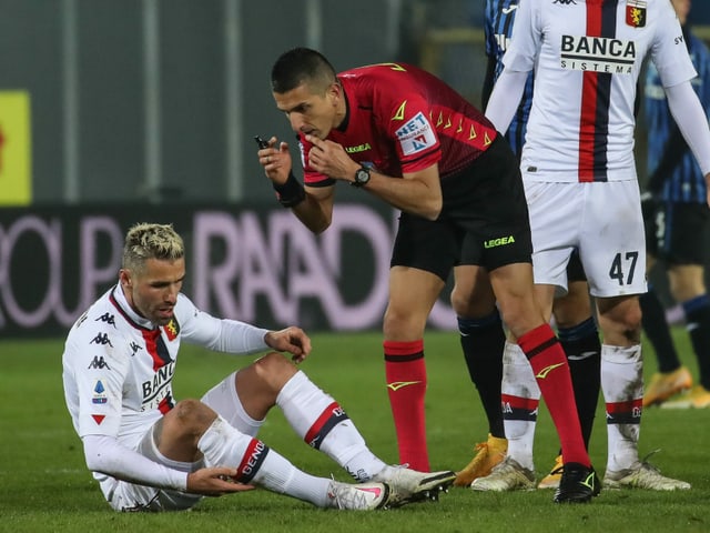 Valon Behrami wird vom Schiedsrichter zurechtgewiesen.