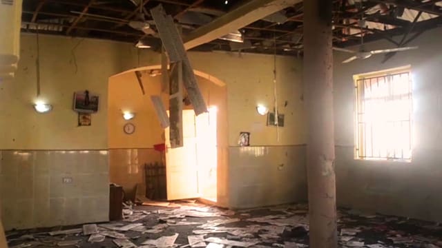 Raum mit zerstörter Decke und Schutt am Boden Raum mit zerstörter Decke und Schutt am Boden