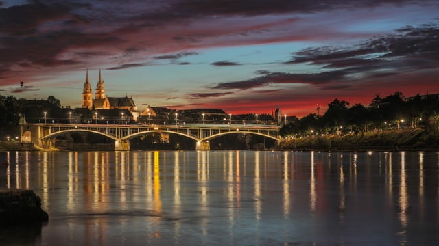 Dämmerungsstimmung in Basel am Rhein (Archivbild). Dämmerungsstimmung in Basel am Rhein (Archivbild).