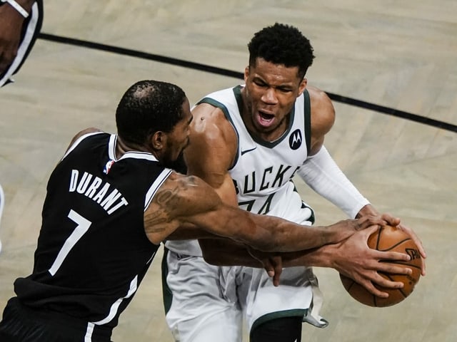 Brooklyns Kevin Durant gegen Milwaukees Giannis Antetokounmpo. Brooklyns Kevin Durant gegen Milwaukees Giannis Antetokounmpo.