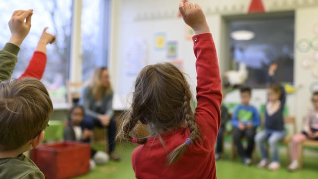 Zwei Kinder strecken auf Zwei Kinder strecken auf