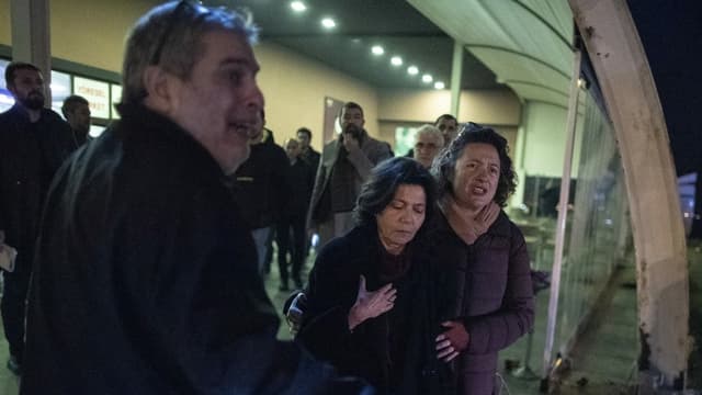 Seine Frau wartet auf die Freilassung. Seine Frau wartet auf die Freilassung.