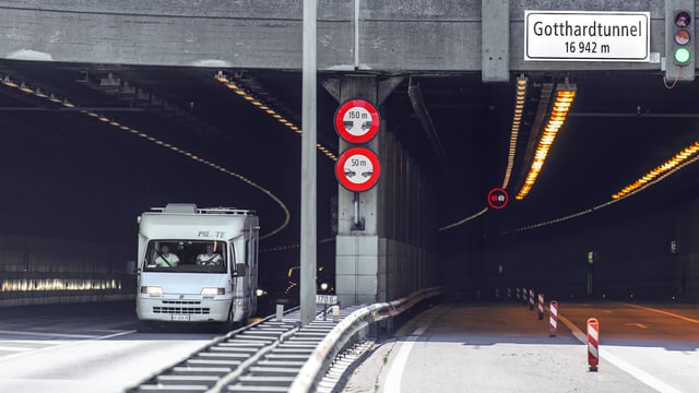 Ein Wohnwagen fährt aus dem Gotthard-Tunnel raus. Ein Wohnwagen fährt aus dem Gotthard-Tunnel raus.