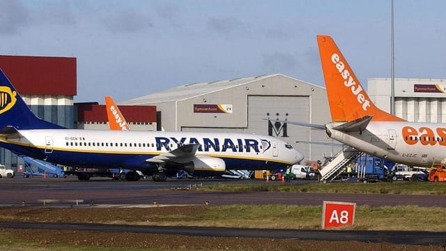 Bei Ryanair bezahlt inzwischen die Hälfte der Passagiere für die Sitzplatzwahl. Die Billiggesellschften Easyjet (2,3 Milliarden Dollar) und Ryanair (1,3 Milliarden Dollar) besetzten in den Top-Ten der passagiergebundenen Nebeneinnahmen je einen Platz. Bei Ryanair bezahlt inzwischen die Hälfte der Passagiere für die Sitzplatzwahl. Die Billiggesellschften Easyjet (2,3 Milliarden Dollar) und Ryanair (1,3 Milliarden Dollar) besetzten in den Top-Ten der passagiergebundenen Nebeneinnahmen je einen Platz.