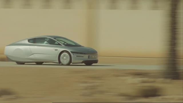 Das silberfarbene 1-Liter-Auto fährt durch Wüstengebiet. Das silberfarbene 1-Liter-Auto fährt durch Wüstengebiet.