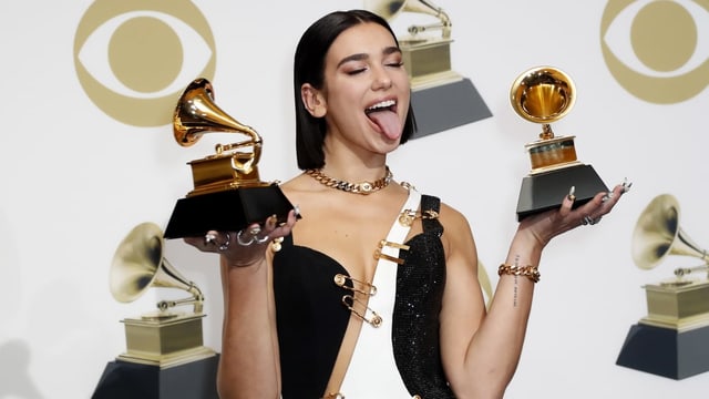 Dua Lipa mit zwei Grammys. Dua Lipa mit zwei Grammys.
