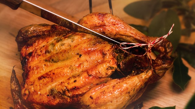 Bei einem Poulet werden die Schenkel auf beiden Seiten vom Rumpf geschnitten. Bei einem Poulet werden die Schenkel auf beiden Seiten vom Rumpf geschnitten.
