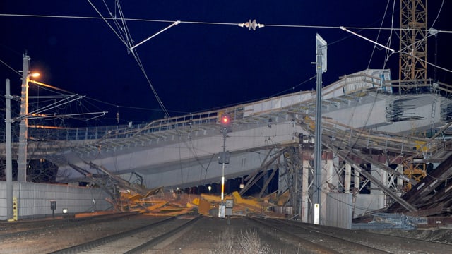 Eine Brücke liegt auf den Geleisen. Eine Brücke liegt auf den Geleisen.